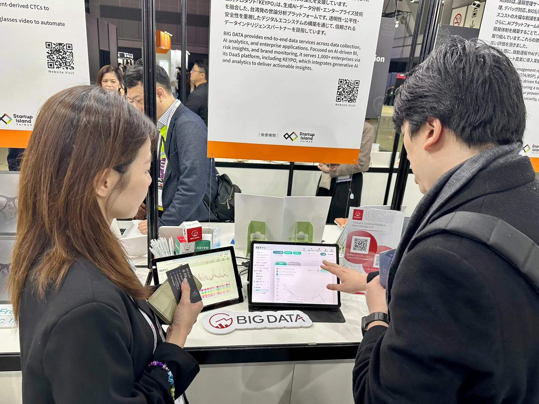 展示ブースでの議論風景