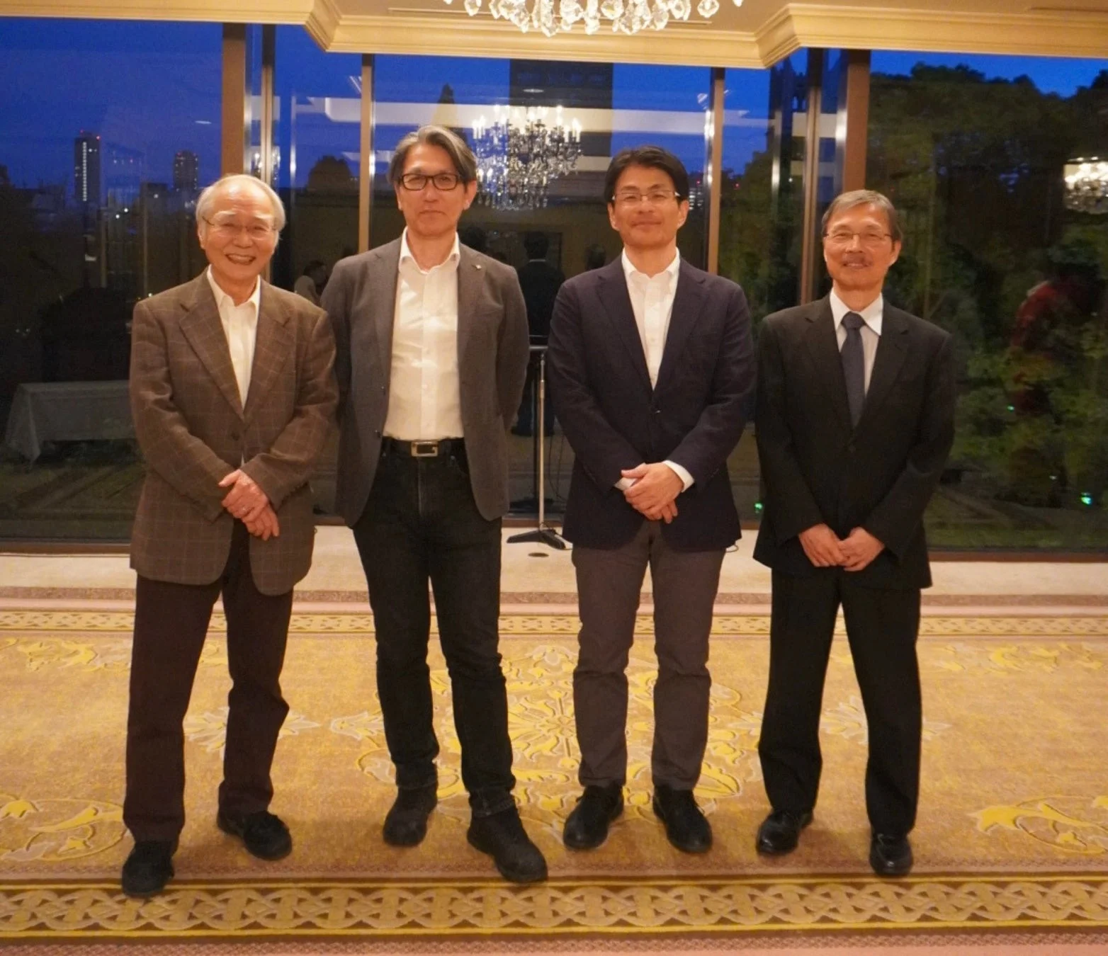 登壇者と座長の集合写真