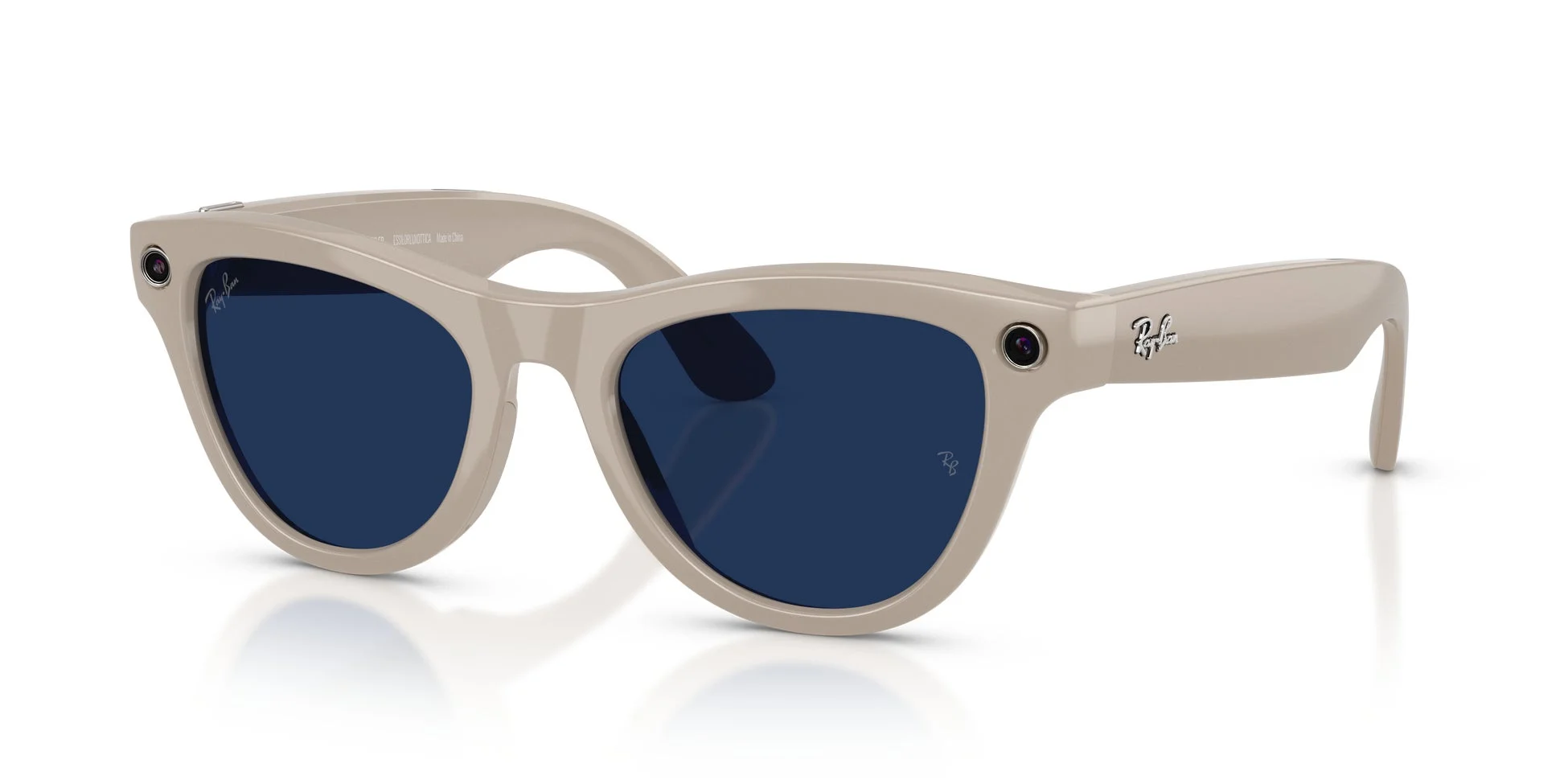 ベージュ色のRay-Banスマートグラスが白い背景に置かれています。