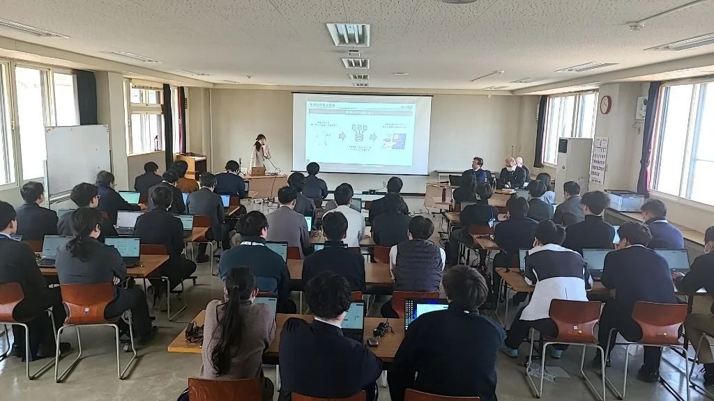 研修でデータ活用について学ぶ参加者たち