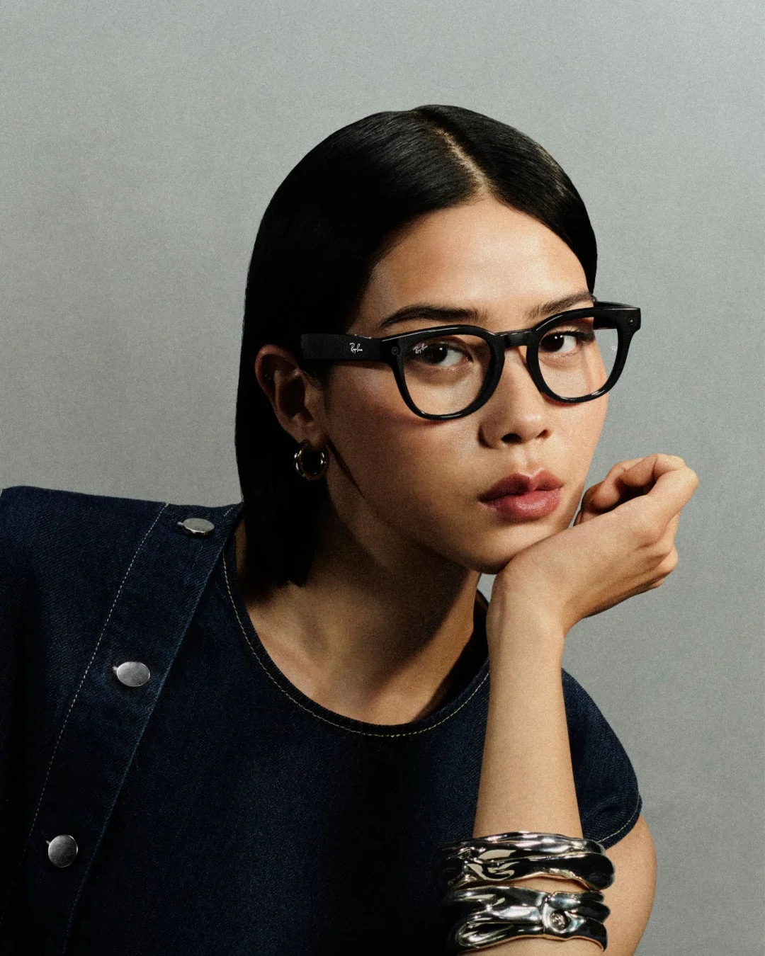 レイバンのスマートグラスをかけた女性のポートレート。
