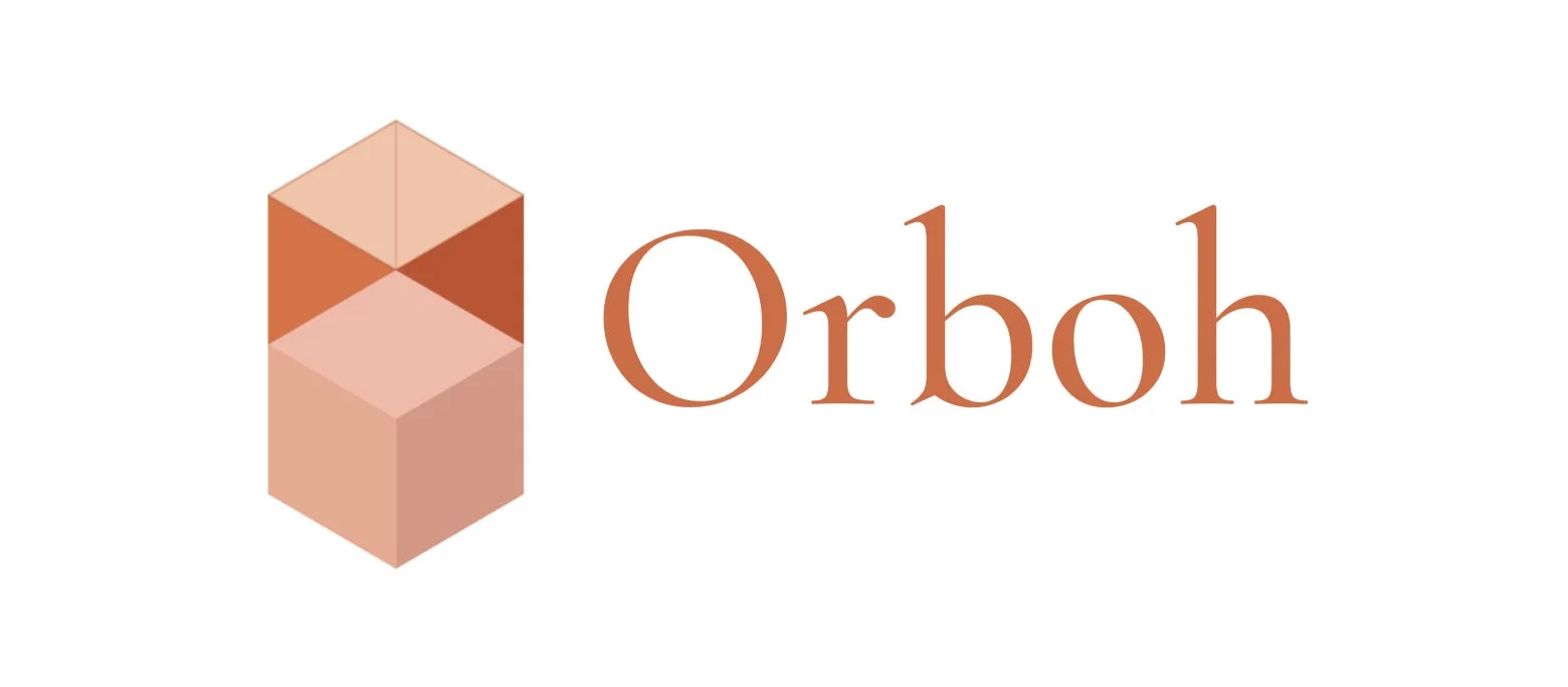 白い背景に、オレンジがかったブラウンの幾何学的なキューブのロゴと「Orboh」という文字が配置された画像です。