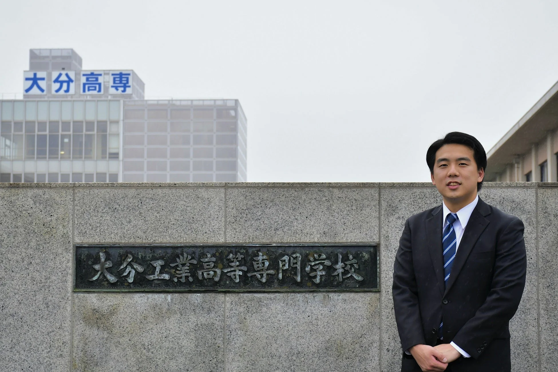 大分工業高等専門学校の石碑の前に立つ佐藤光河氏