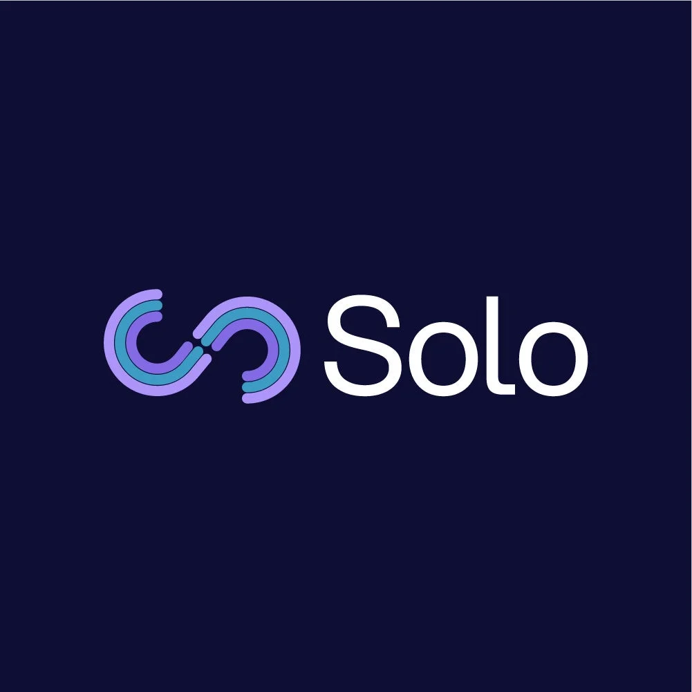 濃い青色の背景に、紫色と水色の曲線で構成された抽象的なロゴと「Solo」という白いテキストが配置されたシンプルなデザインの画像です。