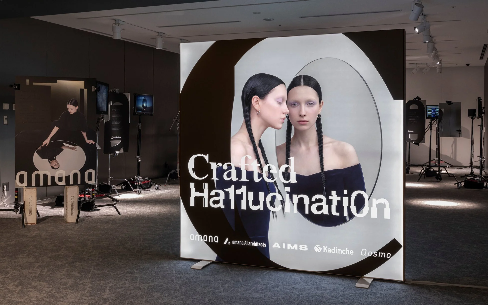 屋内展示会場の様子。正面には「Crafted HallucinatiOn」の文字と女性モデルが写る大型ディスプレイがあります。
