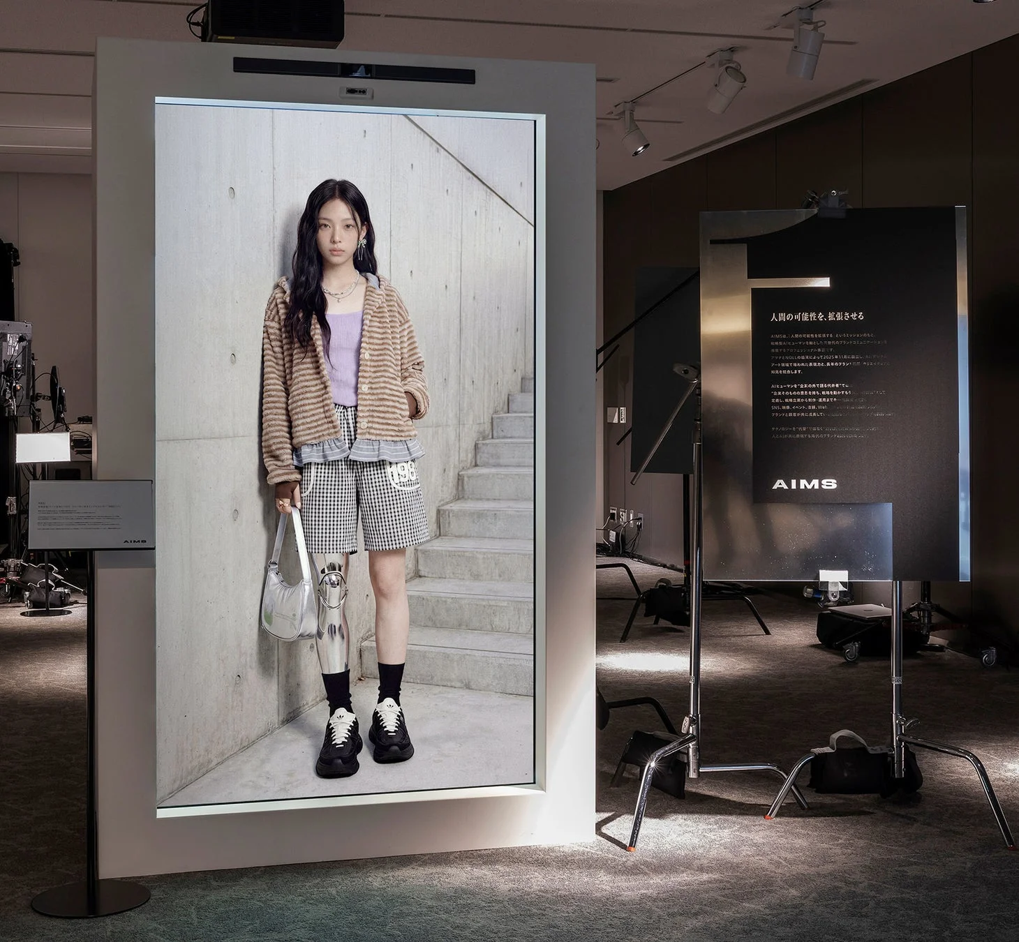 渋谷PARCOで開催された「AIMS」プロジェクトの展示風景。義足を着用したモデルが映し出された大型デジタルサイネージが特徴的です。