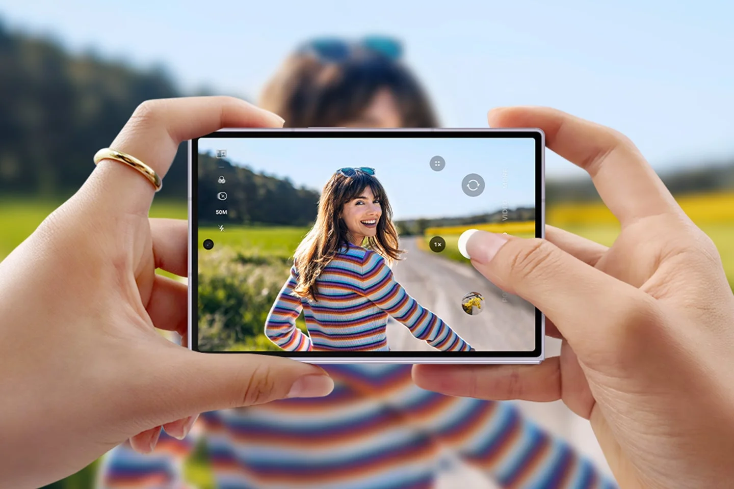 スマートフォンで写真を撮影する女性