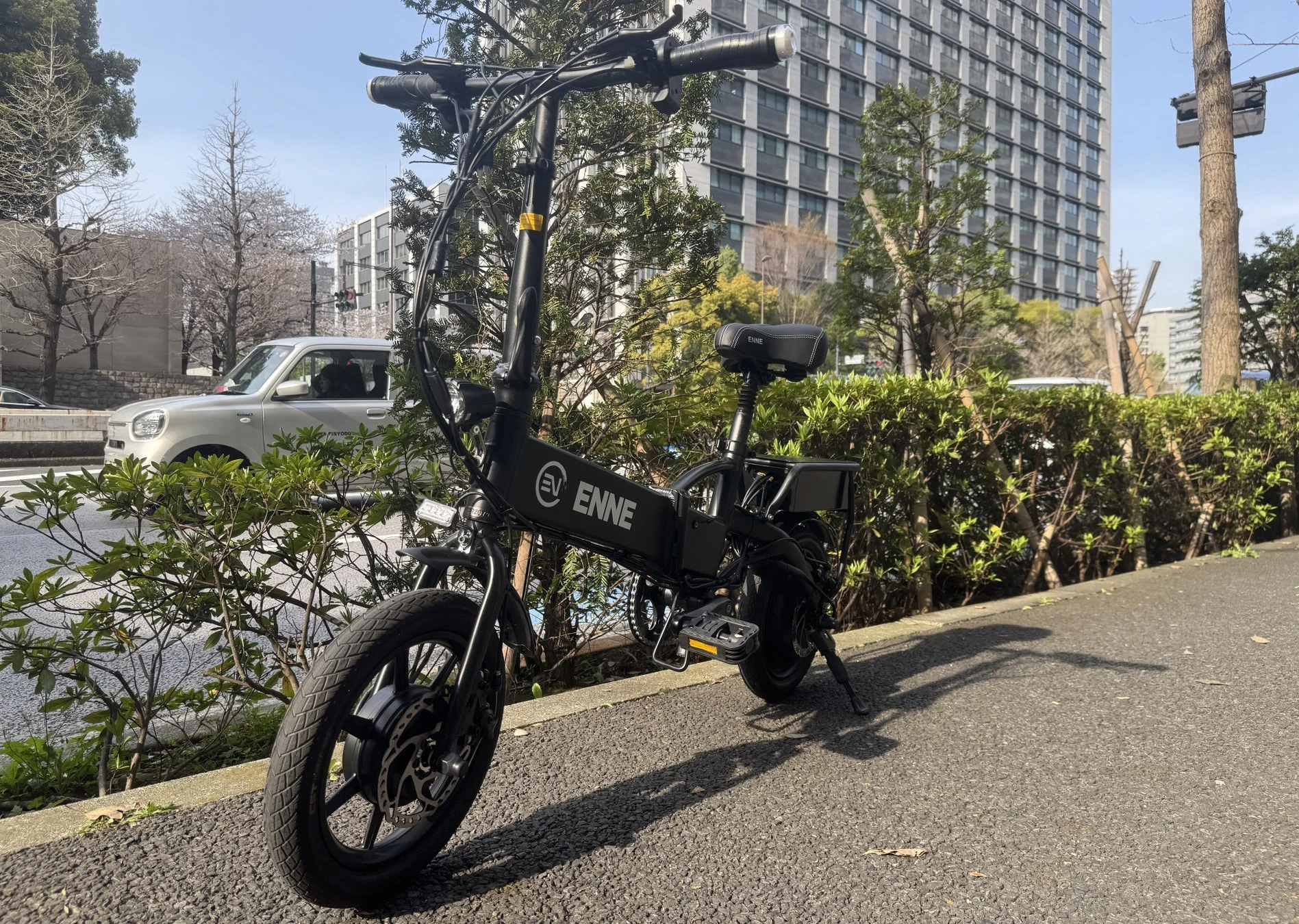 黒いENNE ZEROが街路に停車