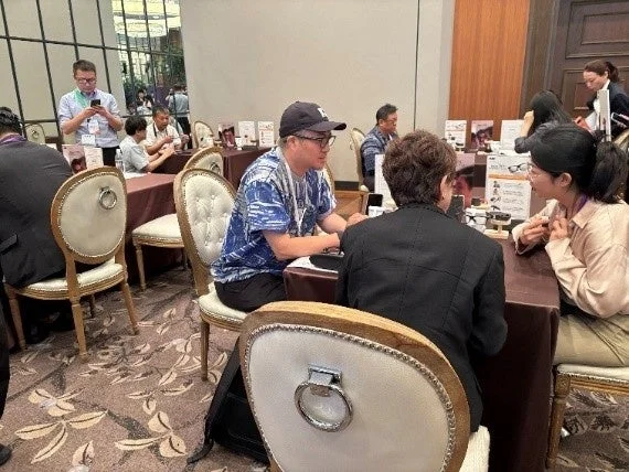ビジネスイベントでの会話風景