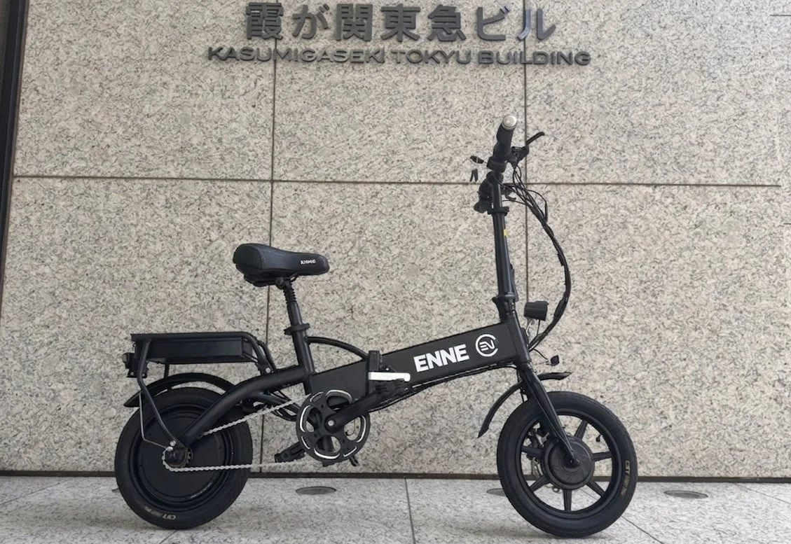 黒い電動自転車