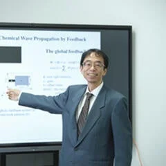 男性がプレゼンテーション