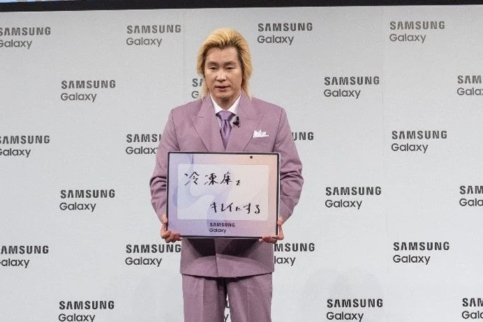 カズレーザーさんが「冷凍庫をキレイにする」と書かれたフリップを掲げる