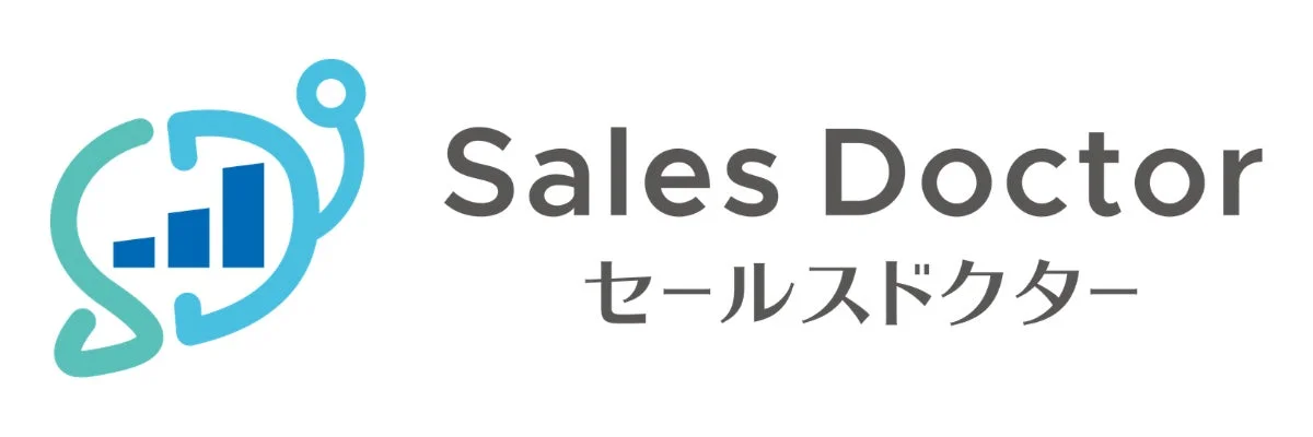 「Sales Doctor」という英語と日本語のサービス名が記載されたロゴ画像です。水色と青緑色を基調とした、聴診器とグラフを組み合わせたようなデザインが特徴で、ビジネスの成長や診断を示唆しています。