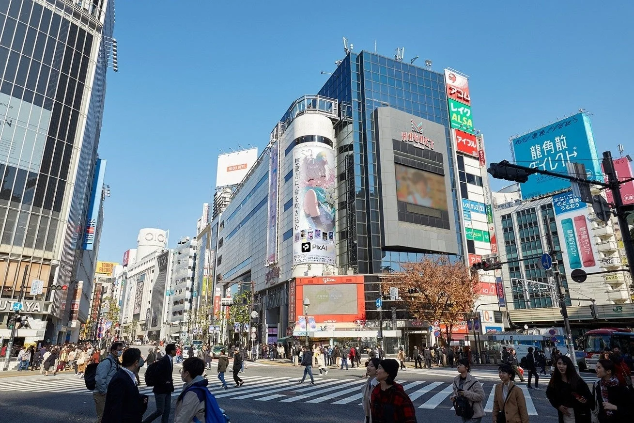 渋谷スクランブル交差点に掲出されたPixAIの4周年記念ポスター