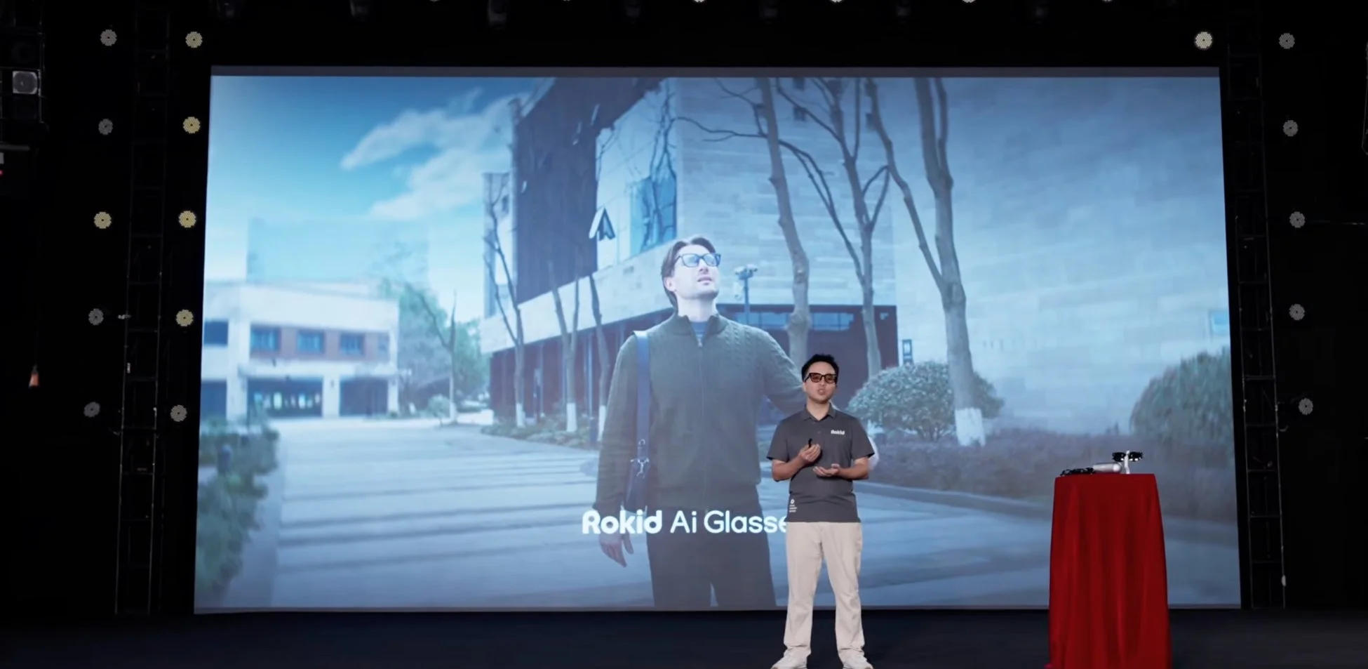 ステージでRokid Ai Glassについてプレゼンテーションを行う男性