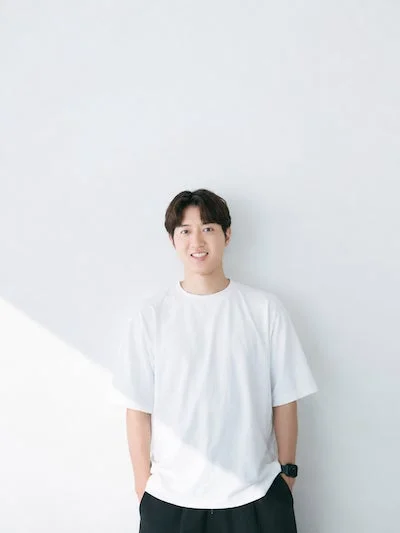 白いTシャツを着用した男性のポートレート